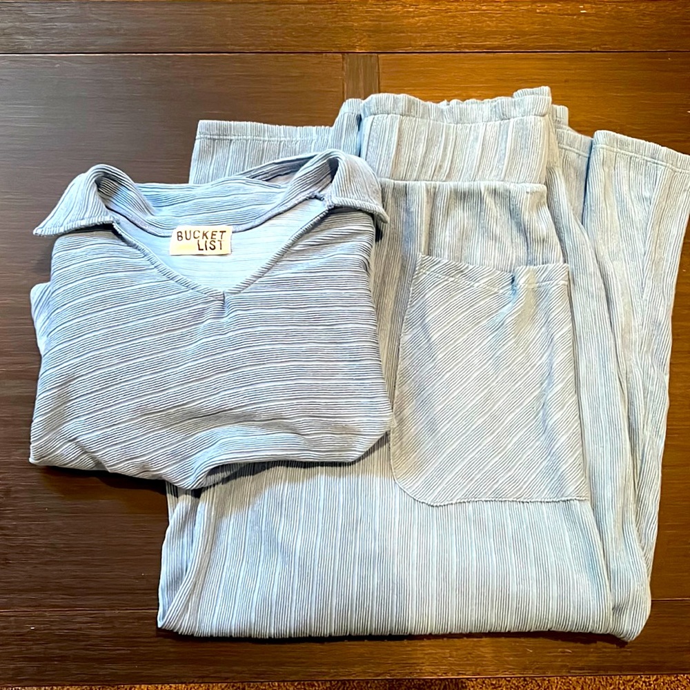 Never worn lounge wear set! Super cute and flowy, perfect for spring/summer.